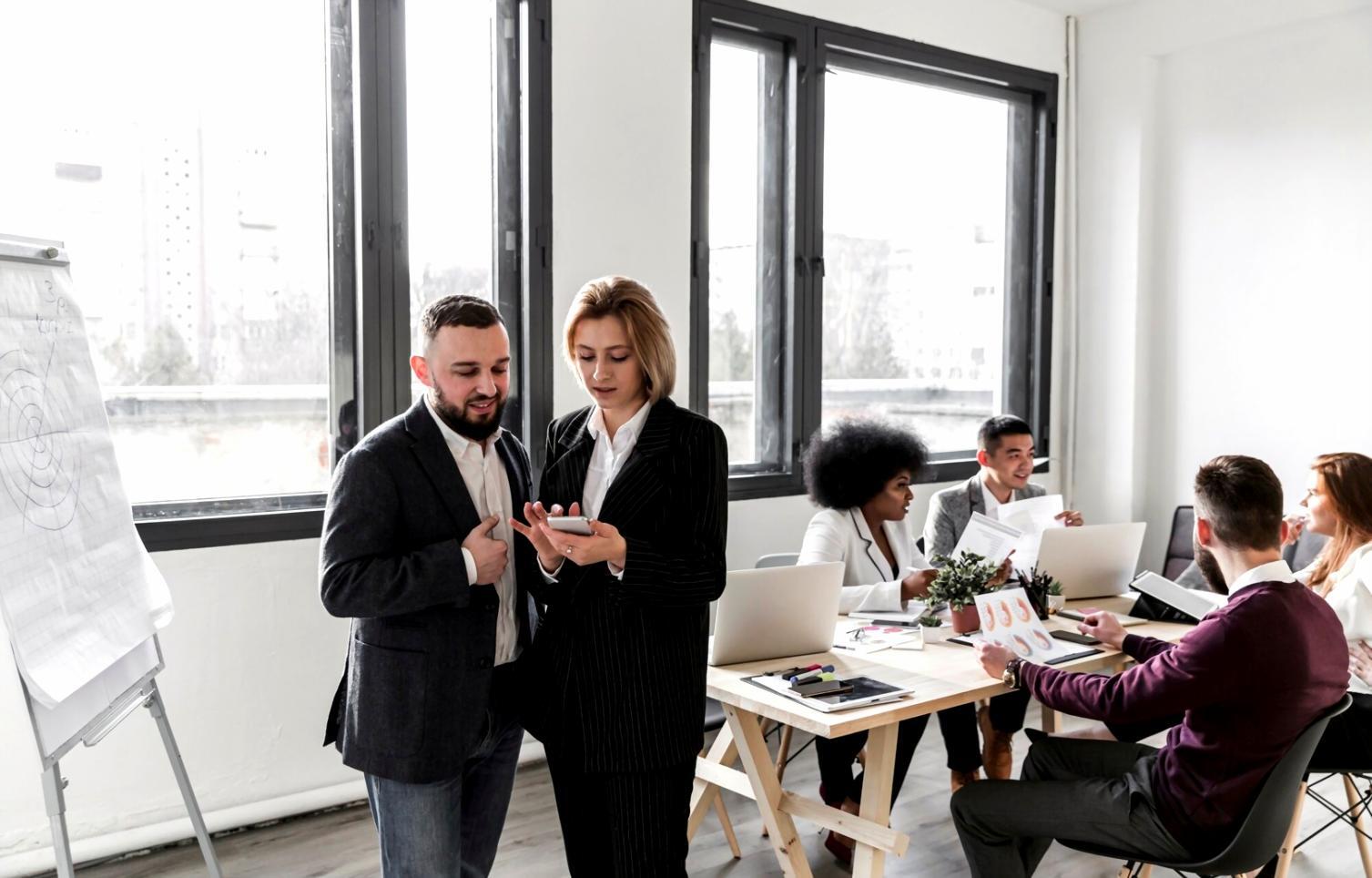 Espace de travail organisé avec documents budgétaires